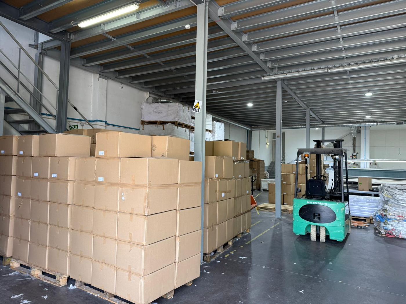 Armazém com paletes de produção